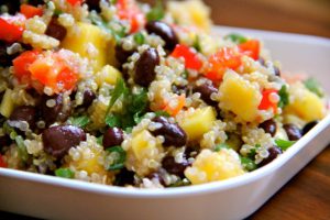 Las harinas integrales como la quinoa, las frutas y vegetales son excelentes para su corazon