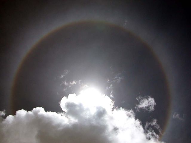 File:Solar-halo.jpg - Wikimedia Commons