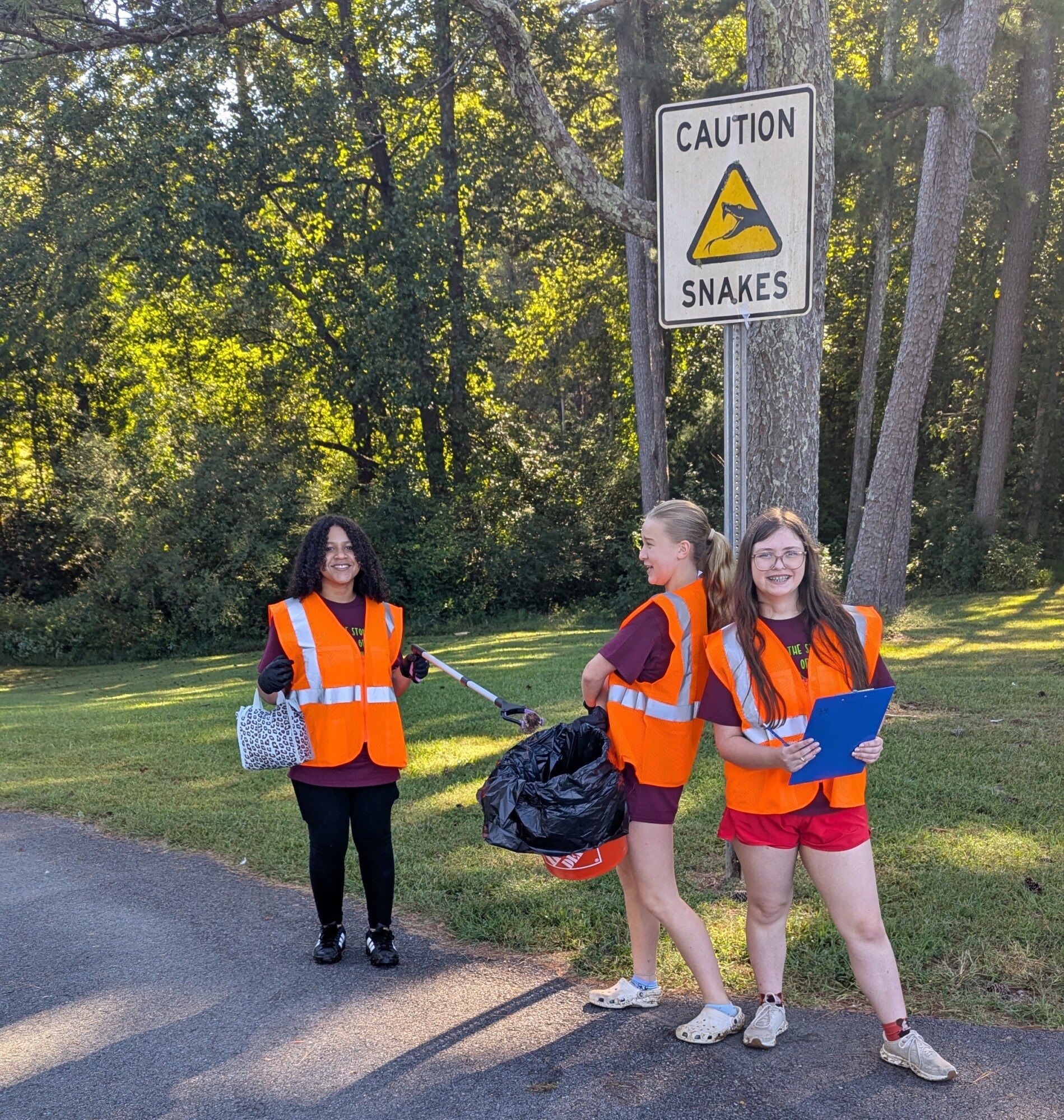 4-H'ers Cleaning up litter at White Oalk Park